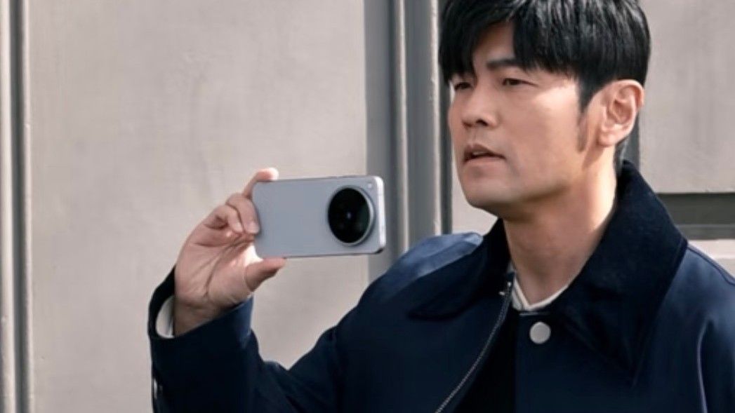 Предполагаемый vivo X500 Pro на шпионском фото во время рекламной съёмки