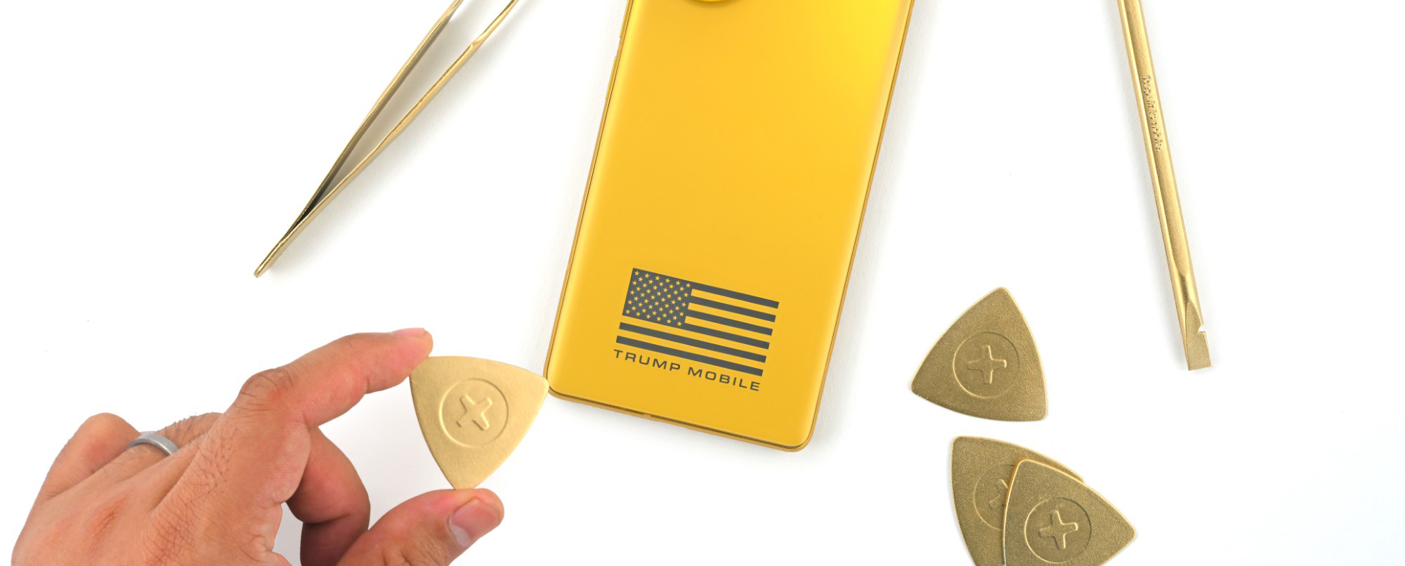 Trump Mobile T1 во время разборки iFixit